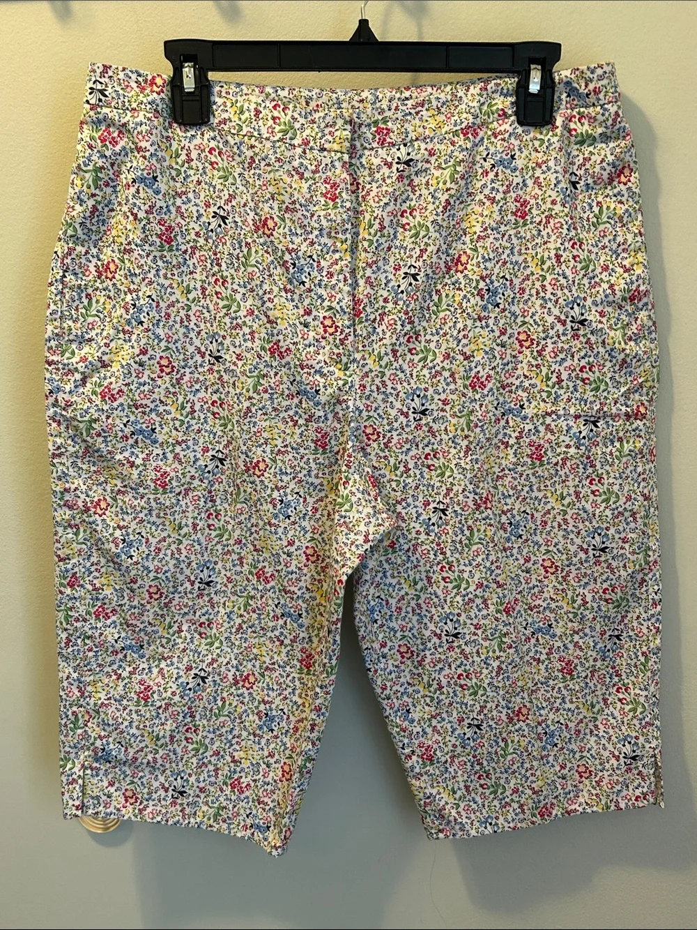 Liz Claiborne White Floral Print Flat Front women’s  Shorts